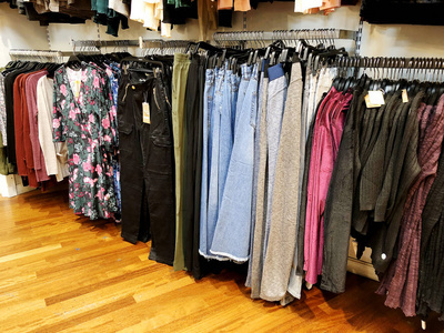 現代服裝零售 從衣架陳列到消費體驗的革新